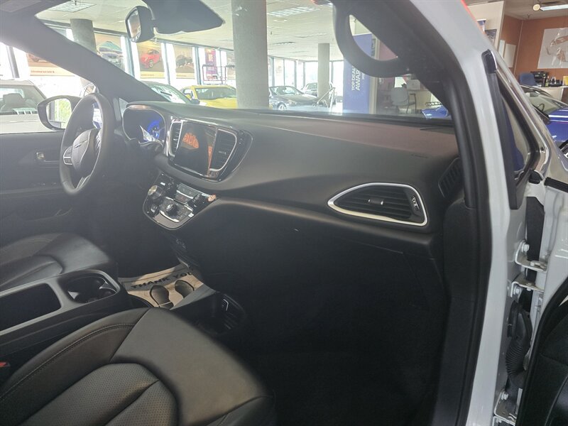 Used 2025 Chrysler Pacifica Select FWD image 14