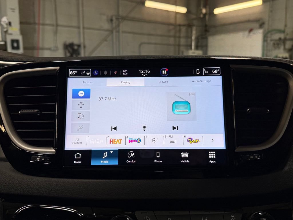 Used 2026 Chrysler Pacifica Select FWD image 12