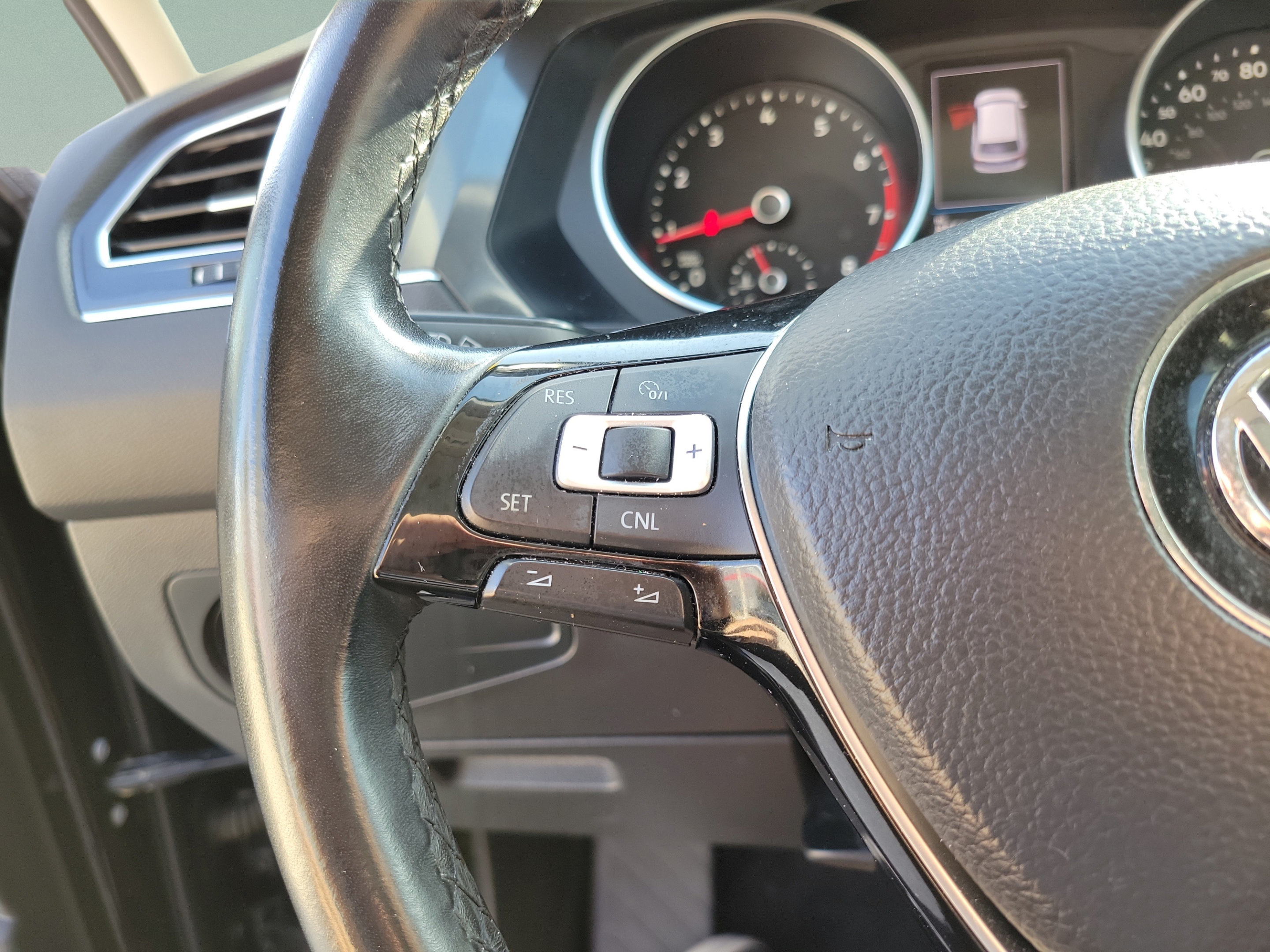 Used 2018 Volkswagen Tiguan SE w/ Panoramic Sunroof Package FWD image 14