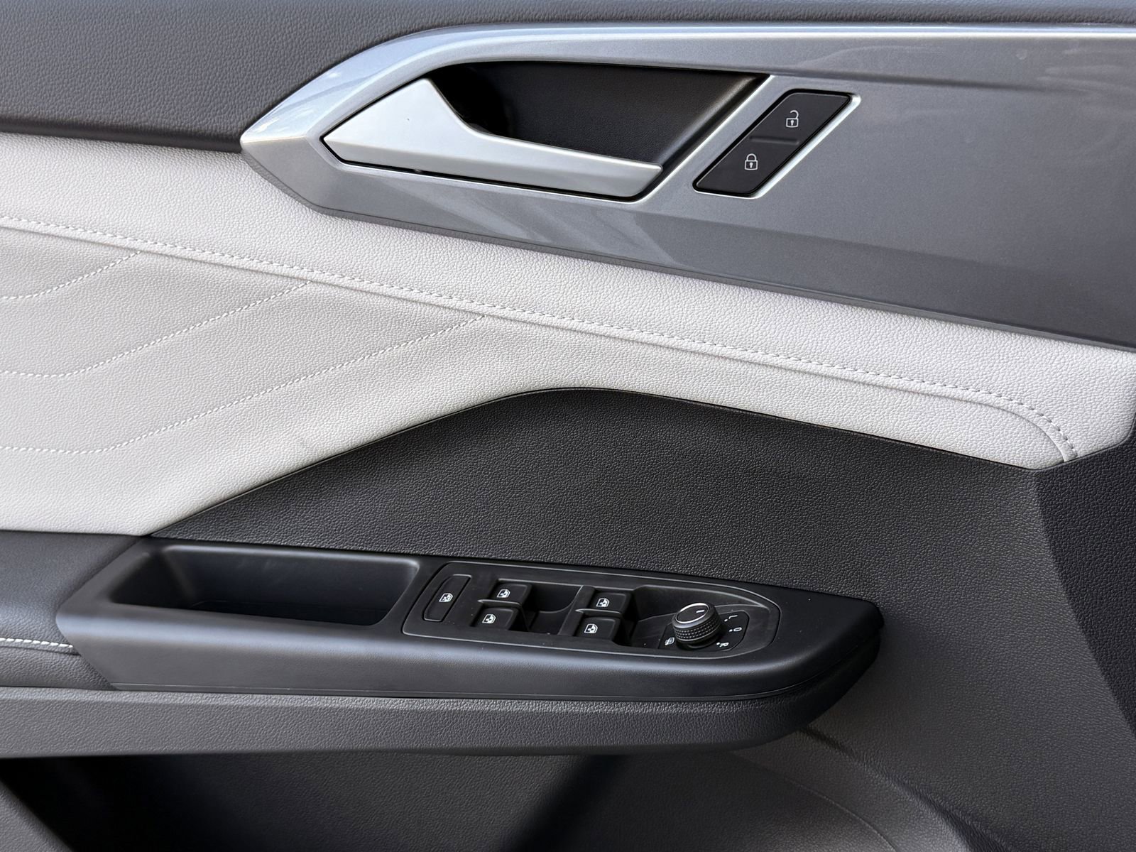 New 2026 Volkswagen Taos SEL image 21