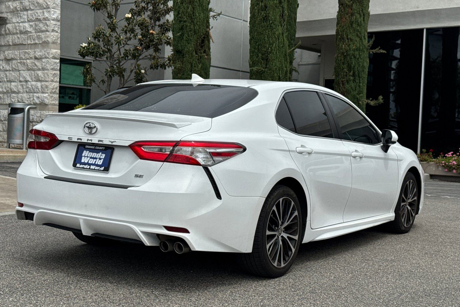 Used 2020 Toyota Camry SE w/ Carpet Mat Package FWD image 5