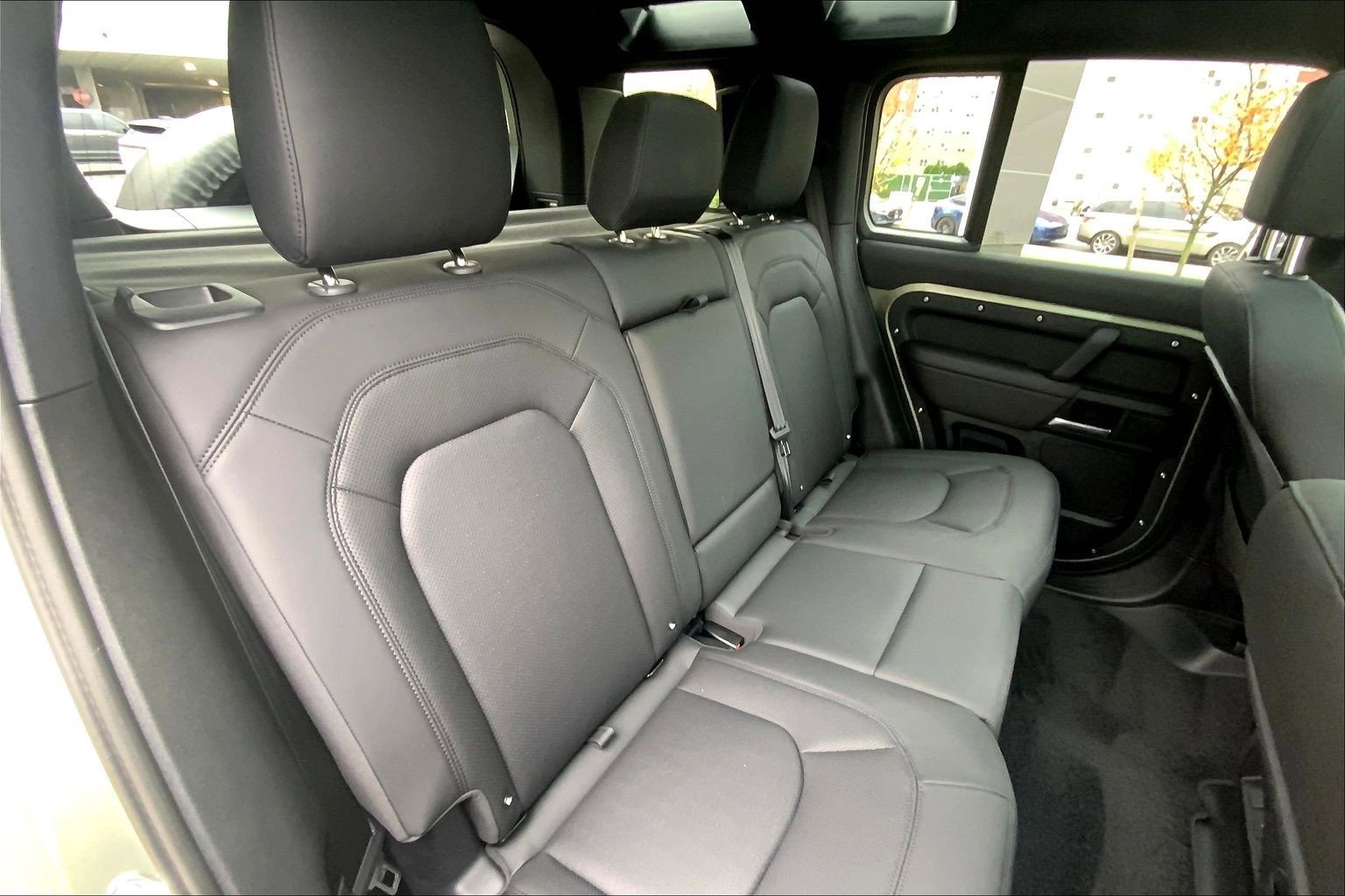 Used 2025 Land Rover Defender 110 X-Dynamic SE image 19