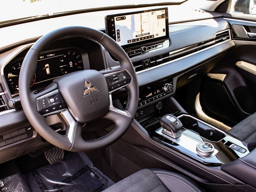 New 2025 Mitsubishi Outlander SE image 15