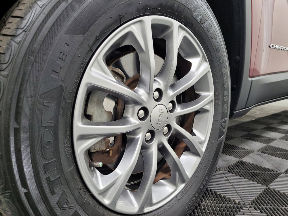 Used 2019 Jeep Cherokee Latitude Plus w/ Comfort/Convenience Group AWD/4WD image 31