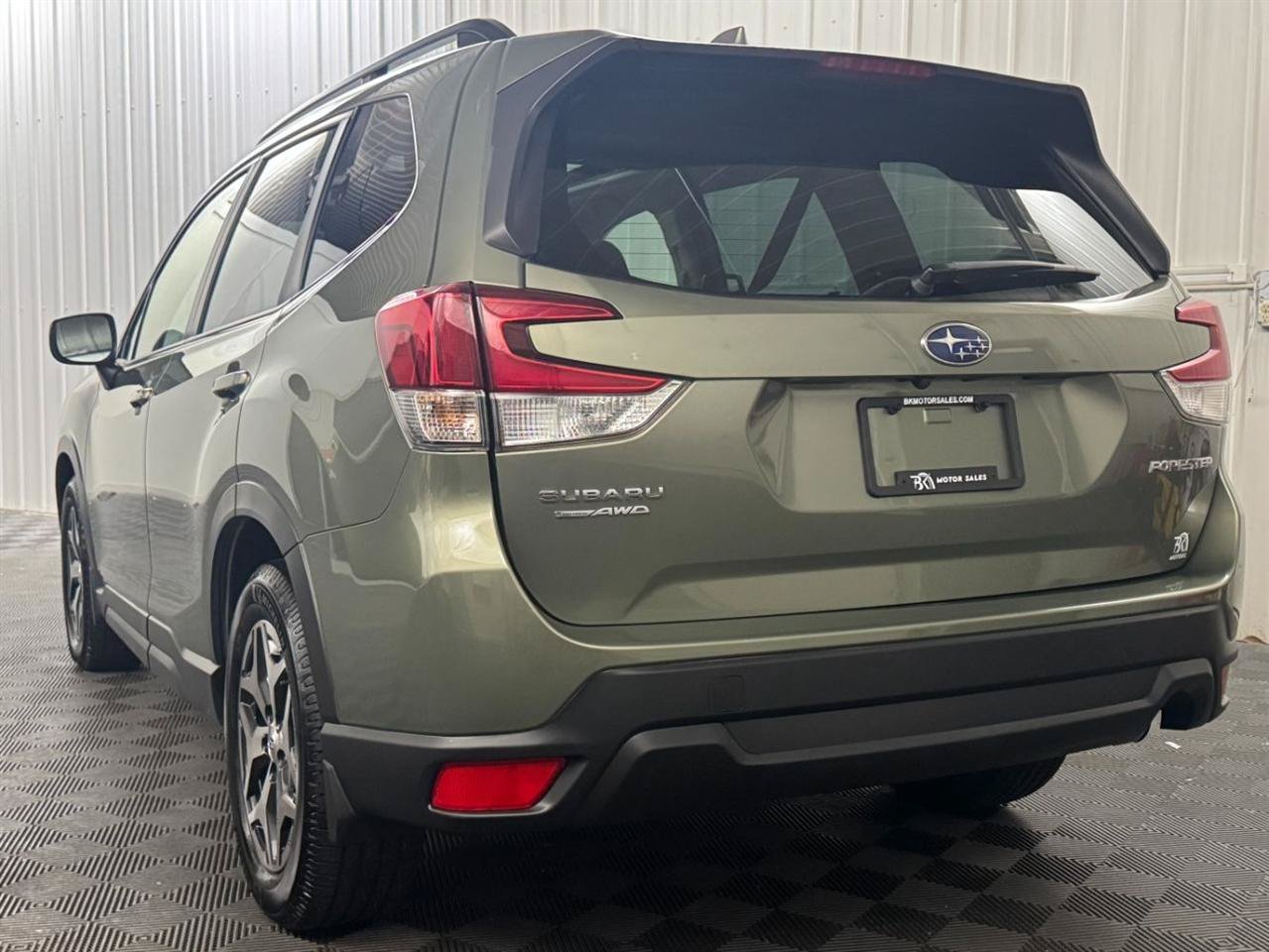Used 2020 Subaru Forester Premium AWD/4WD image 3