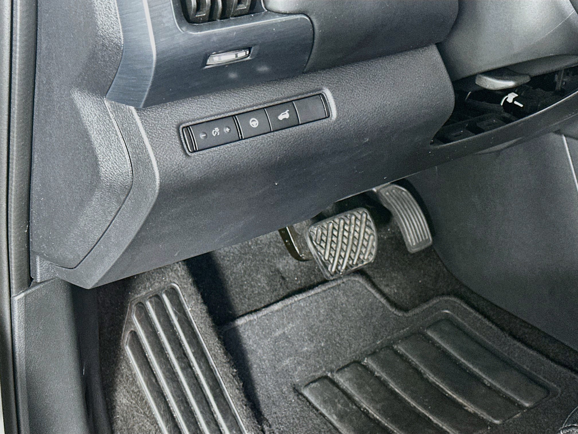Used 2025 Nissan Pathfinder SL FWD image 17