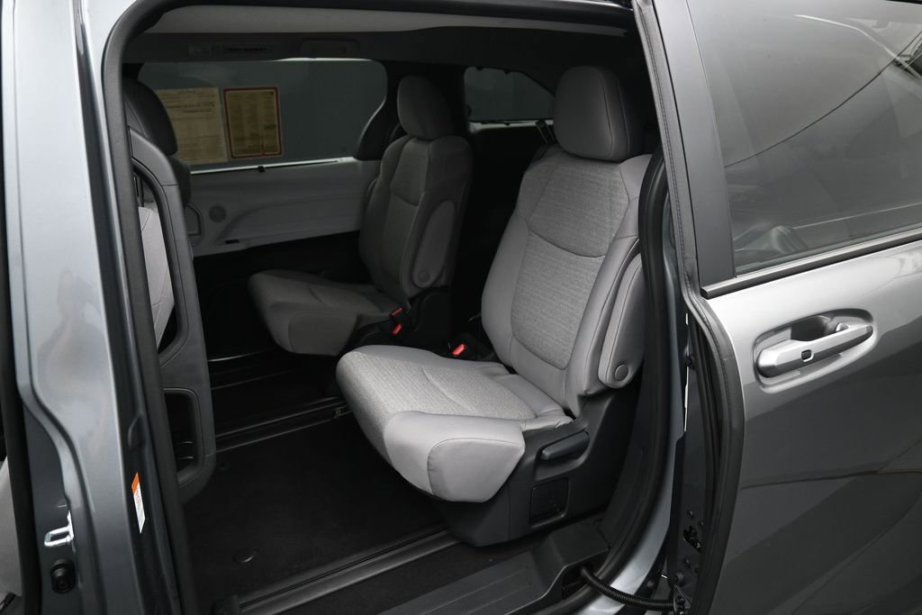 Used 2026 Toyota Sienna LE FWD image 28