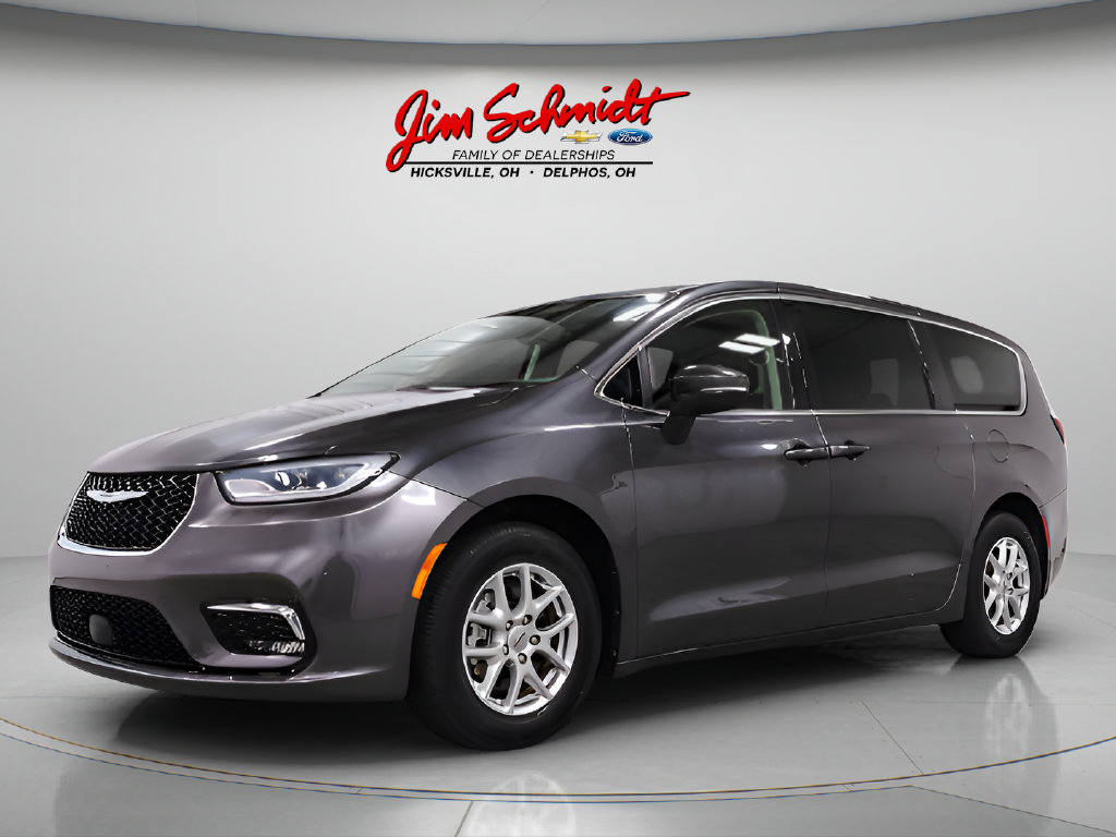 Used 2023 Chrysler Pacifica Touring-L FWD image 3