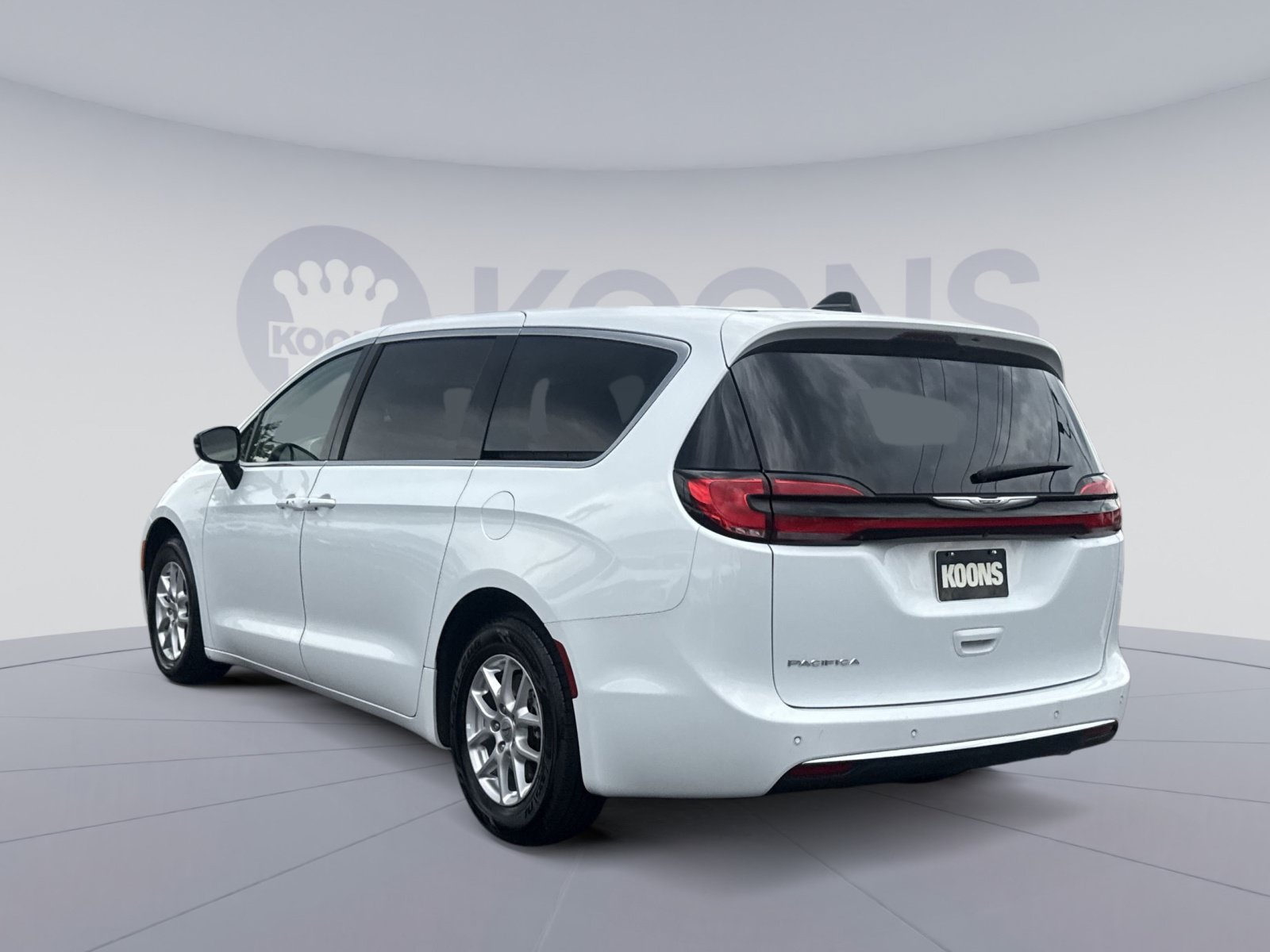 Used 2024 Chrysler Pacifica Touring-L FWD image 4