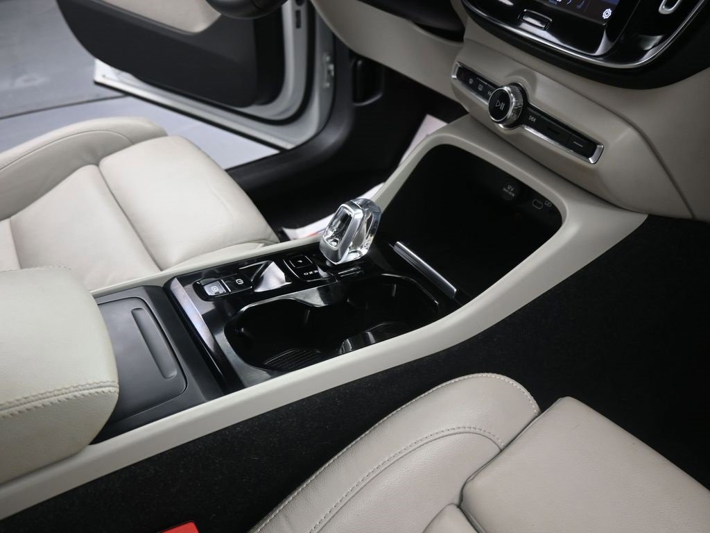 Used 2023 Volvo XC40 B5 Plus w/ Protection Package Premier image 19