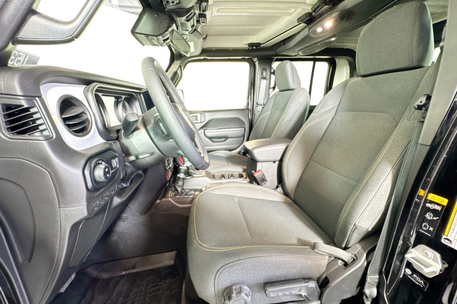 Used 2025 Jeep Gladiator Sport image 19