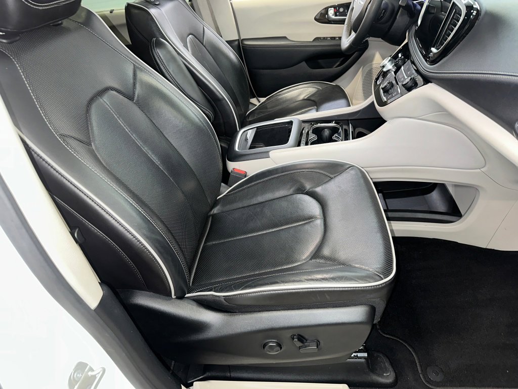 Used 2023 Chrysler Pacifica Limited image 32