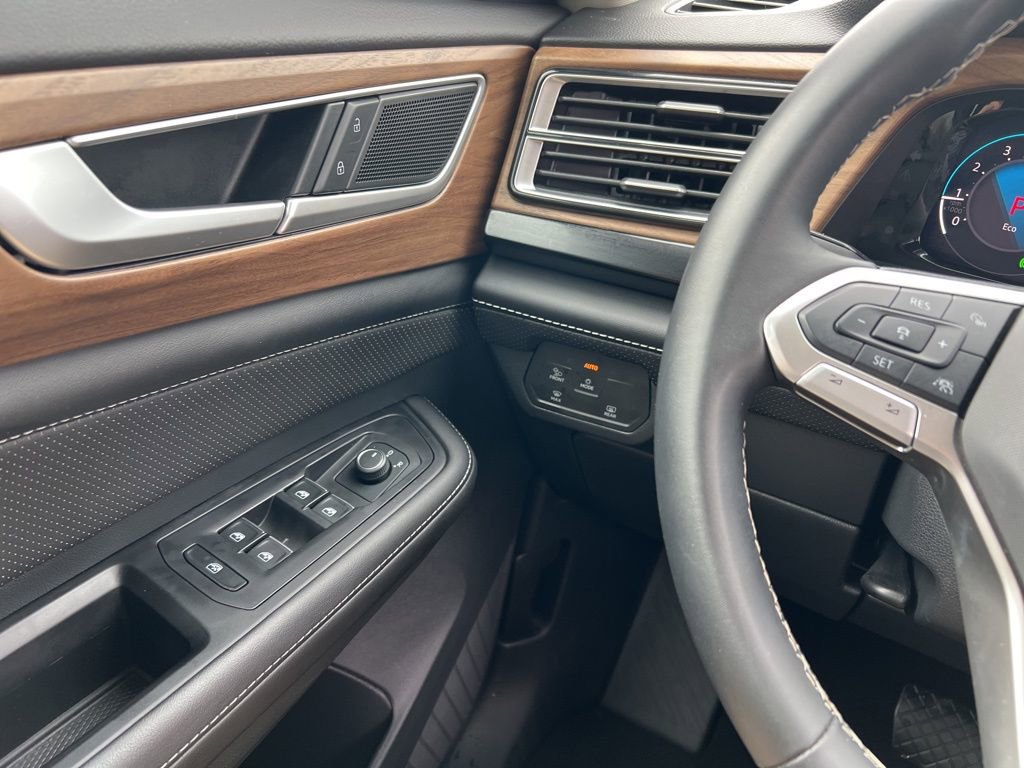 Used 2024 Volkswagen Atlas SE image 19