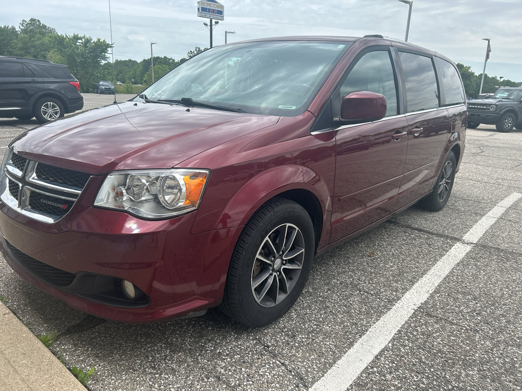 Used 2017 Dodge Grand Caravan SXT FWD image 1