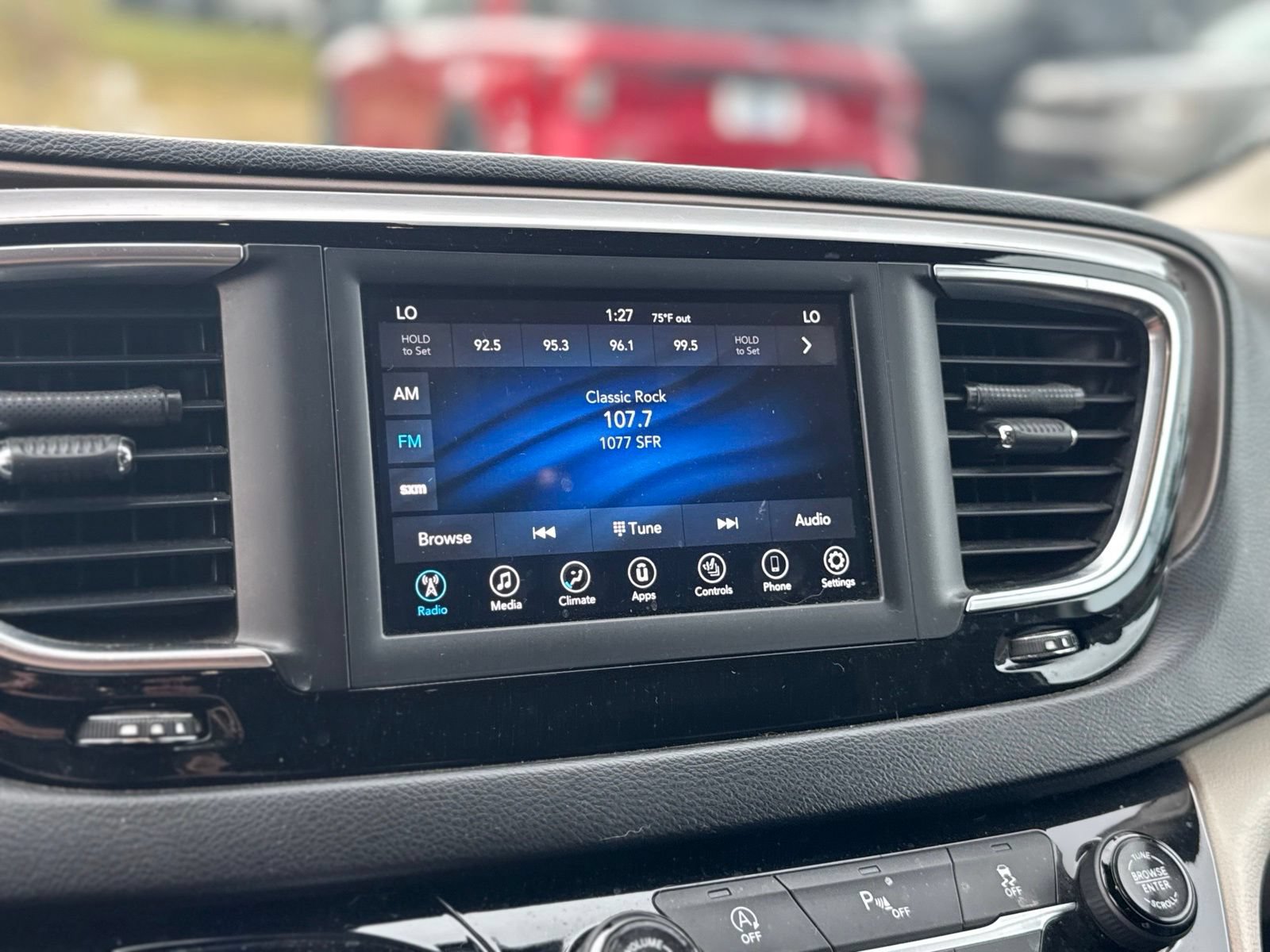 Used 2018 Chrysler Pacifica Touring-L FWD image 18