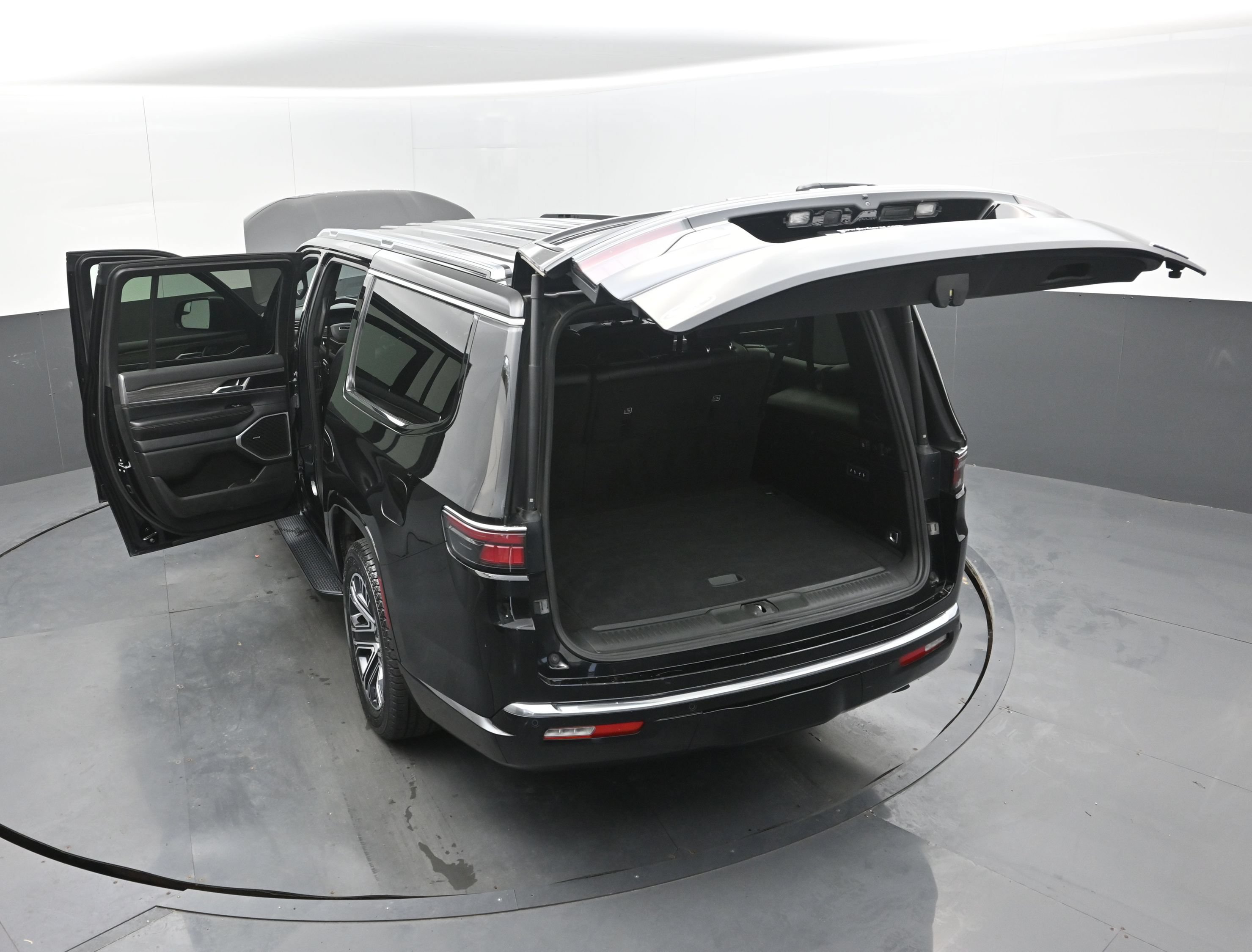 Used 2024 Jeep Wagoneer L Series II RWD image 44