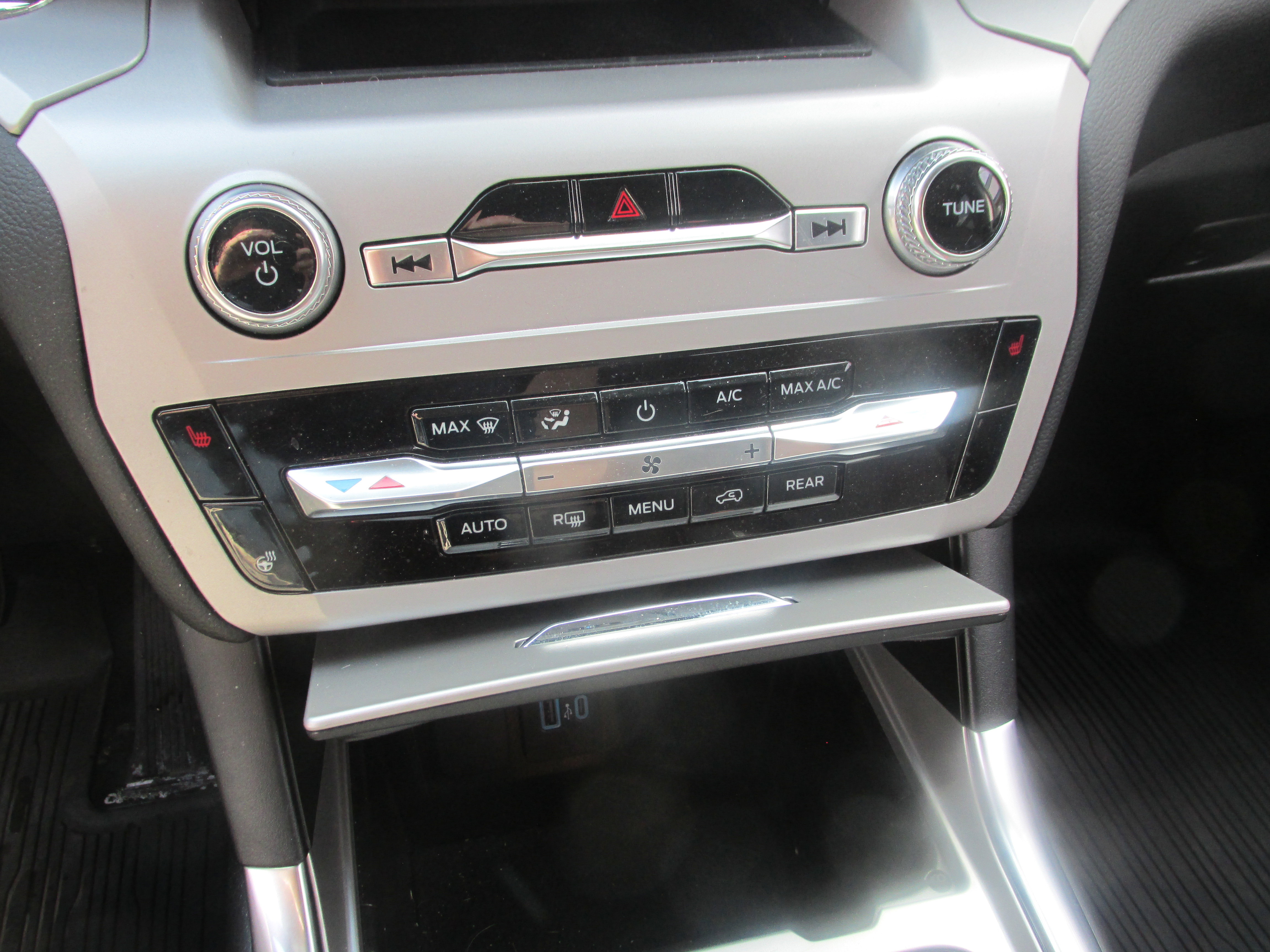 Used 2024 Ford Explorer XLT w/ Equipment Group 202A AWD/4WD image 37