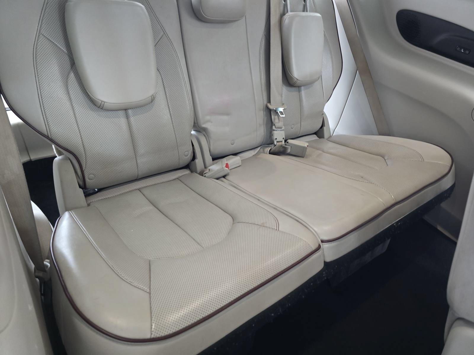 Used 2017 Chrysler Pacifica Limited w/ UConnect Theater Package FWD image 12
