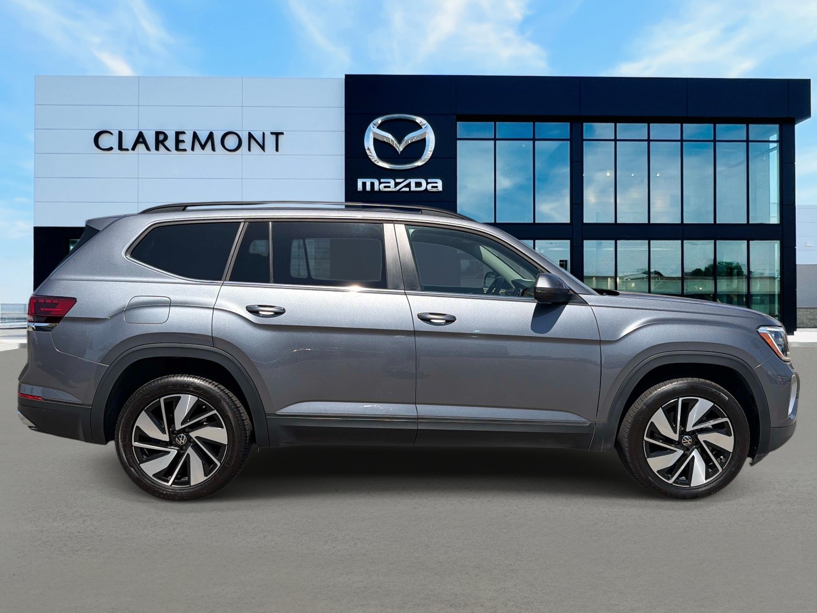 Used 2025 Volkswagen Atlas SE FWD image 4