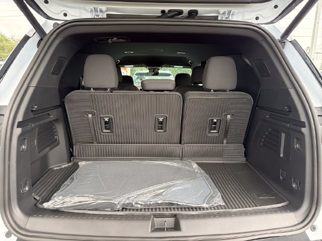 New 2027 Chevrolet Traverse LT w/ Midnight/Sport Edition FWD image 11