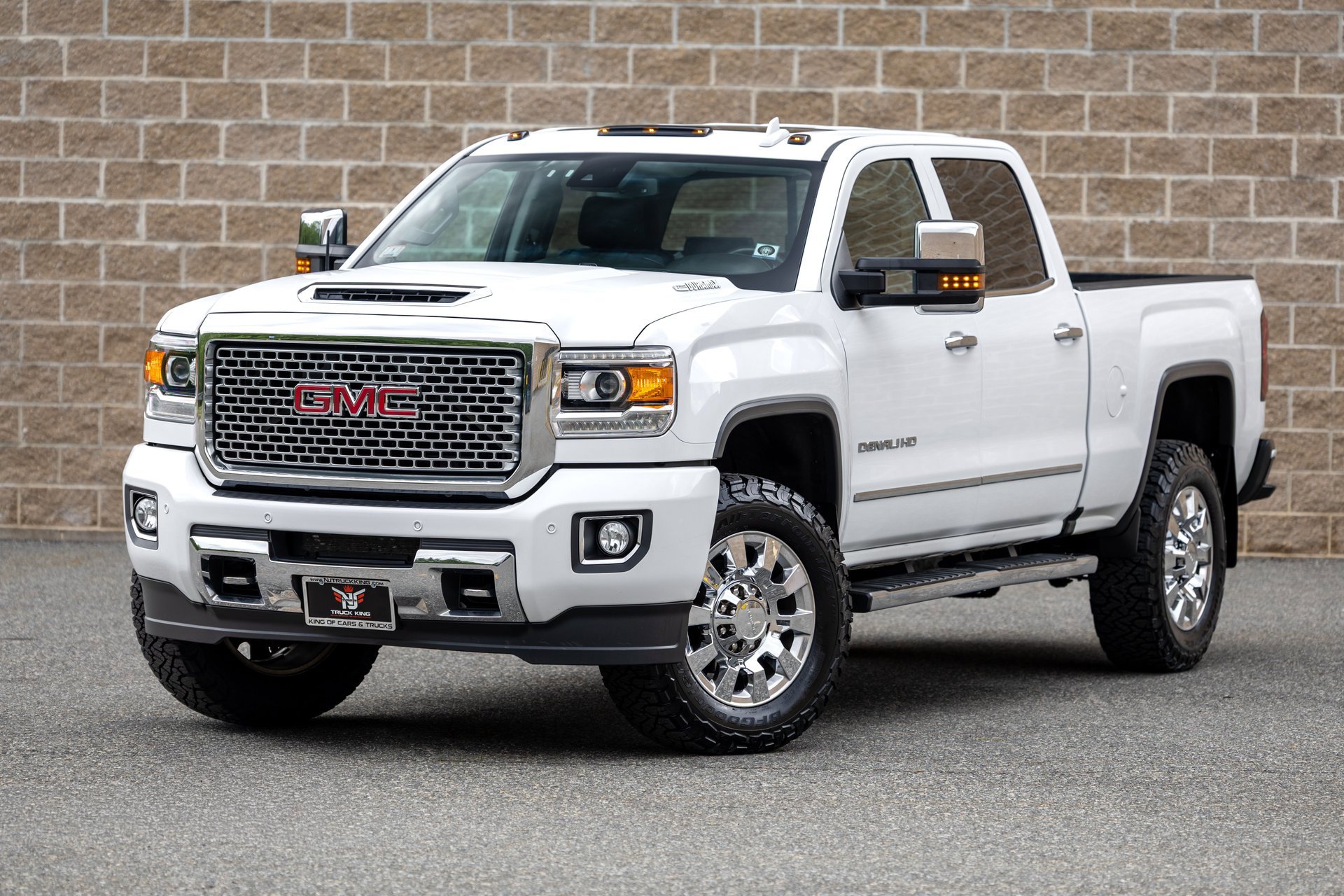 Used 2017 GMC Sierra 2500 Denali w/ Duramax Plus Package AWD/4WD image 1