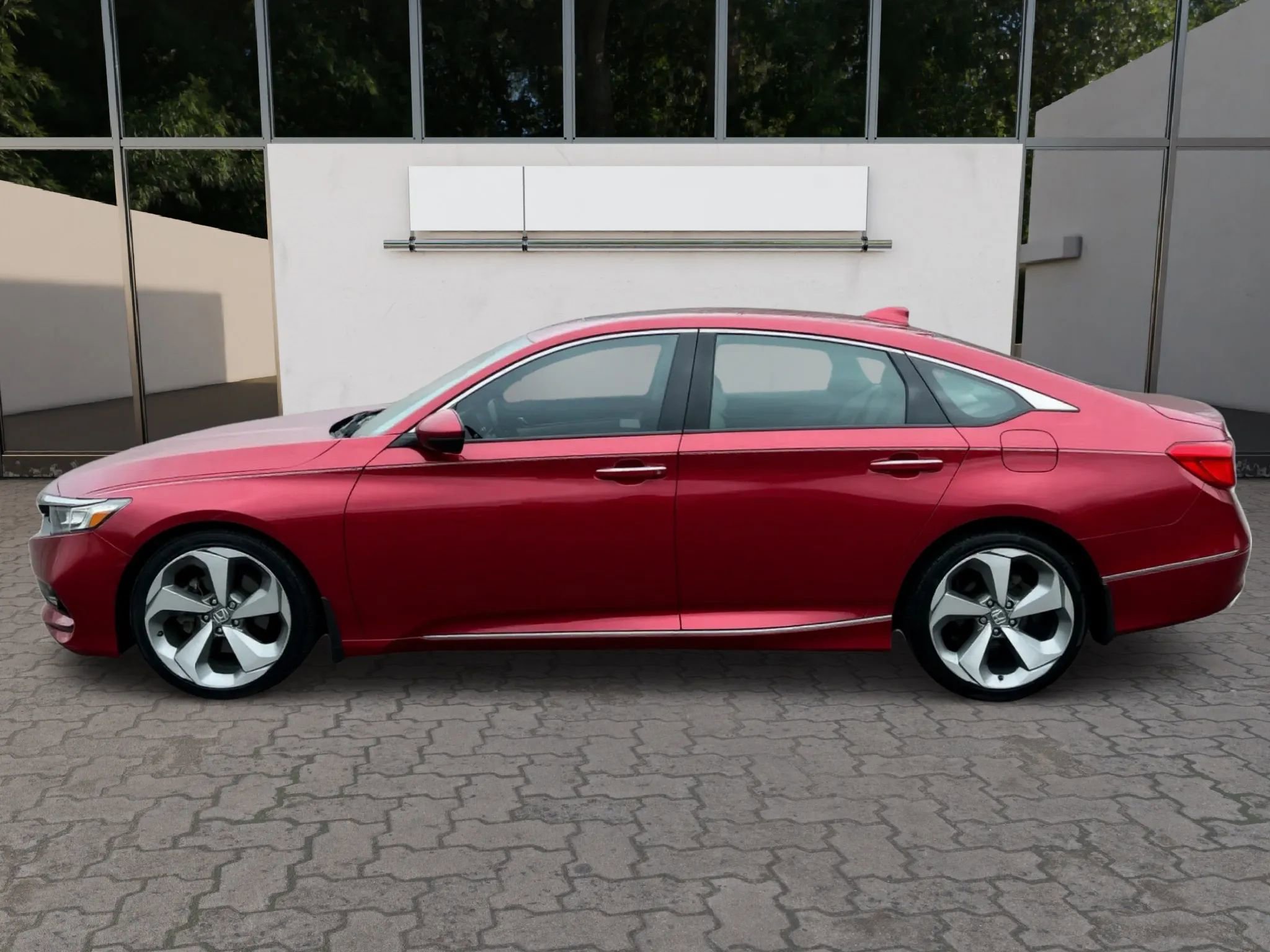 Used 2018 Honda Accord Touring image 2