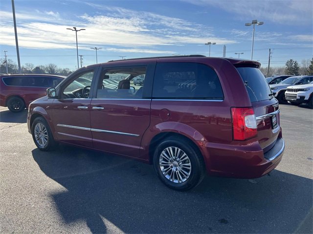Used 2013 Chrysler Town & Country Touring-L w/ Driver Convenience Group image 5