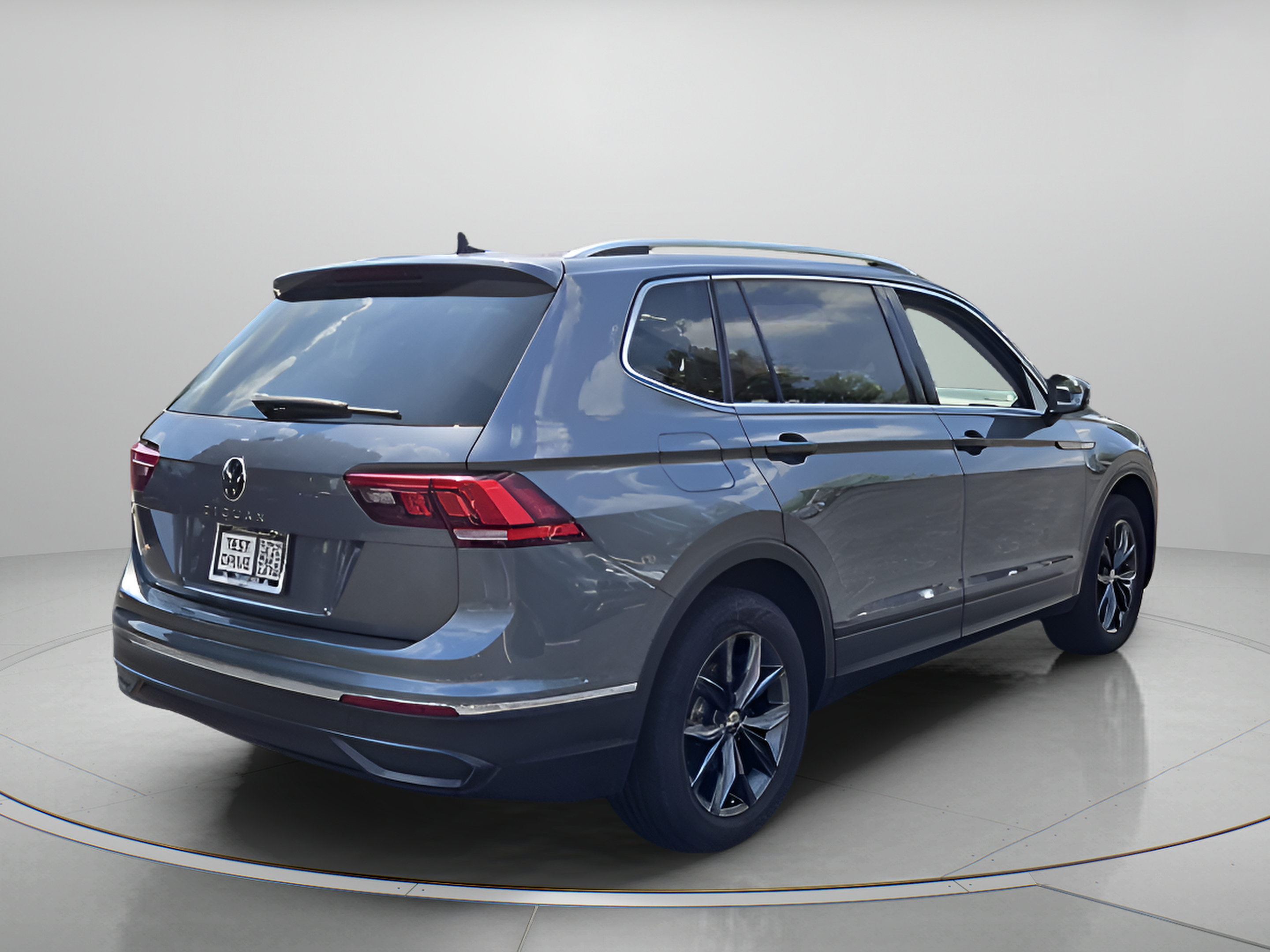 Certified 2023 Volkswagen Tiguan SE w/ Panoramic Sunroof Package FWD image 5