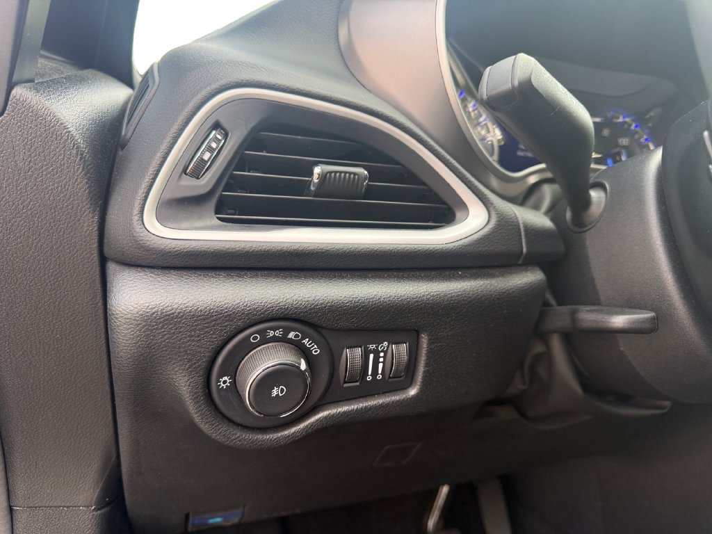 Used 2025 Chrysler Pacifica Select FWD image 13