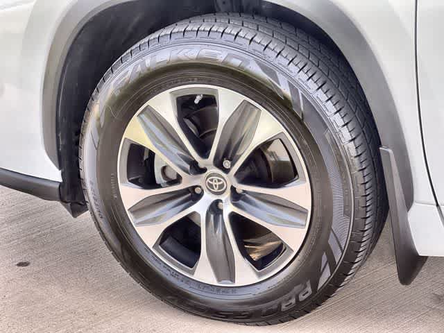 Used 2022 Toyota Highlander XLE AWD/4WD image 9