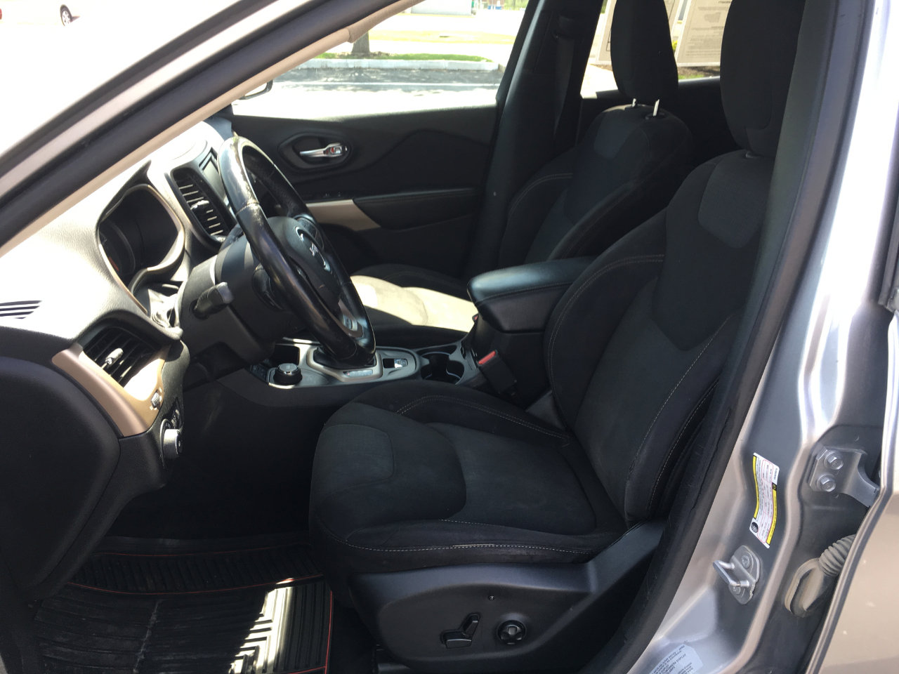 Used 2017 Jeep Cherokee Latitude w/ Safety/Convenience Group image 18