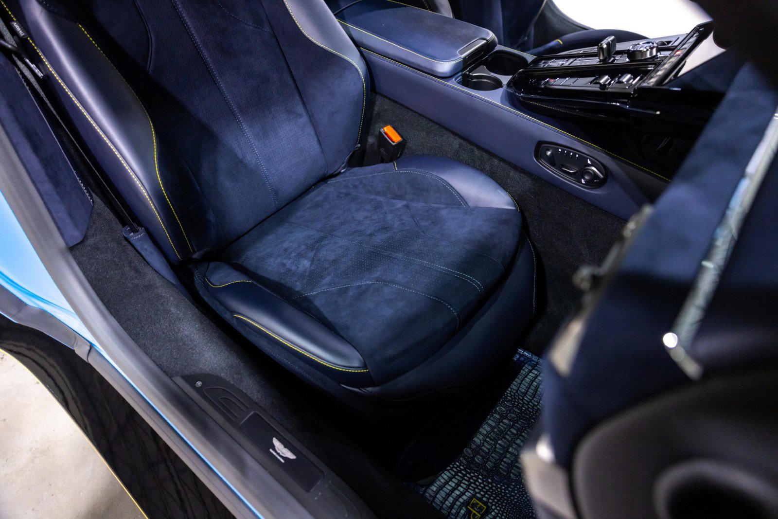 Used 2025 Aston Martin V8 Vantage Coupe image 30