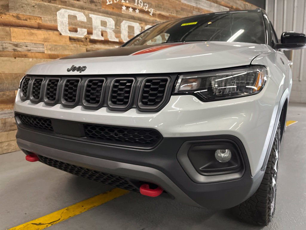 Used 2025 Jeep Compass Trailhawk AWD/4WD image 12