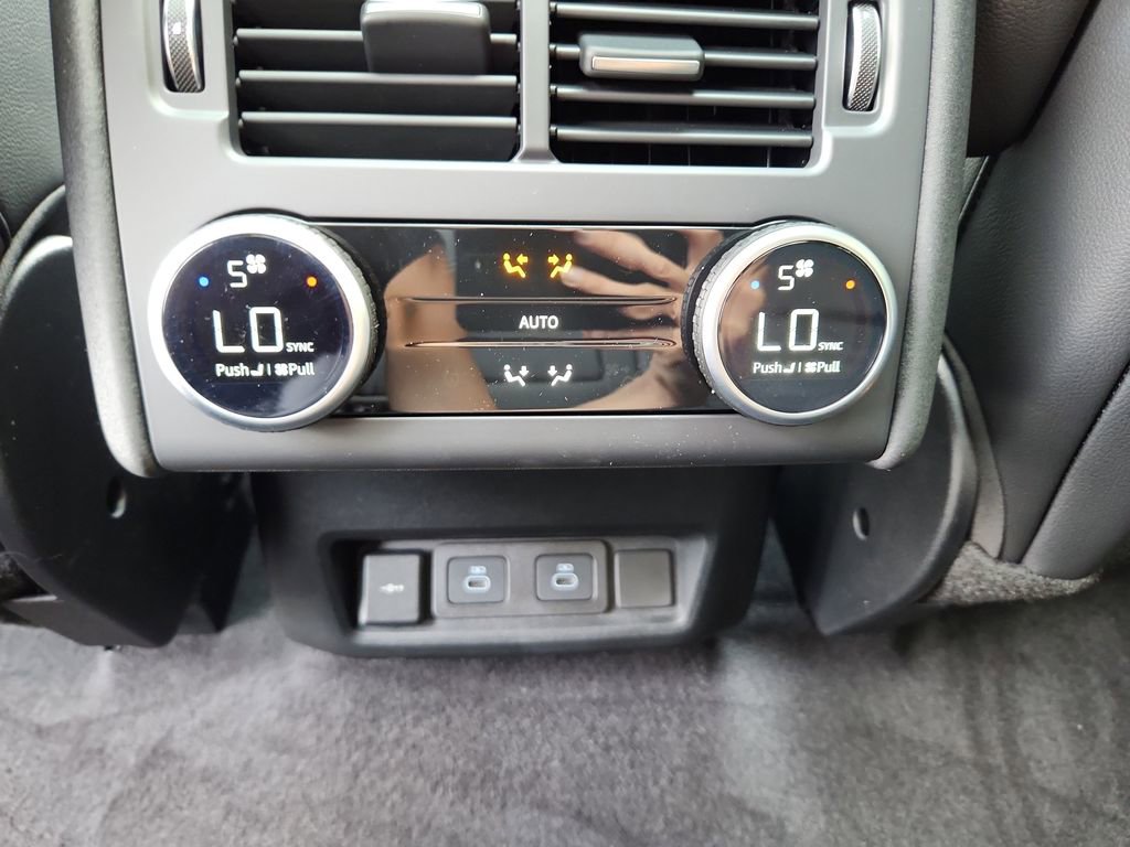 Used 2025 Land Rover Discovery S AWD/4WD image 26