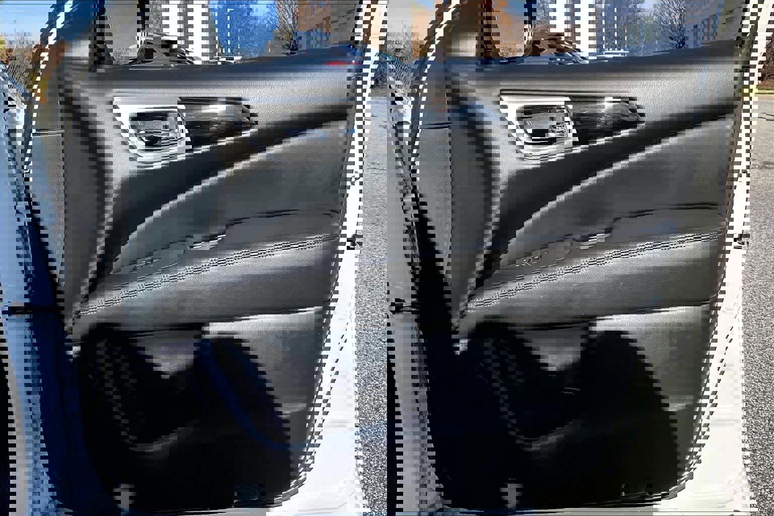 Used 2018 Nissan Pathfinder SV image 21