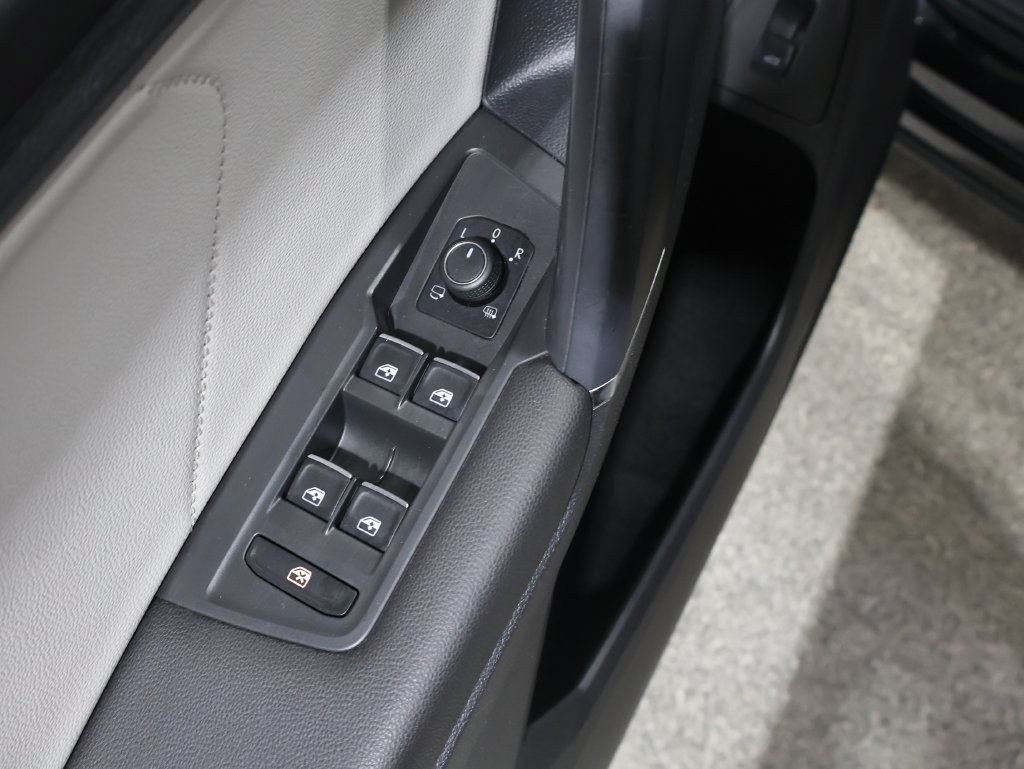 Used 2018 Volkswagen Tiguan SEL Premium AWD/4WD image 13