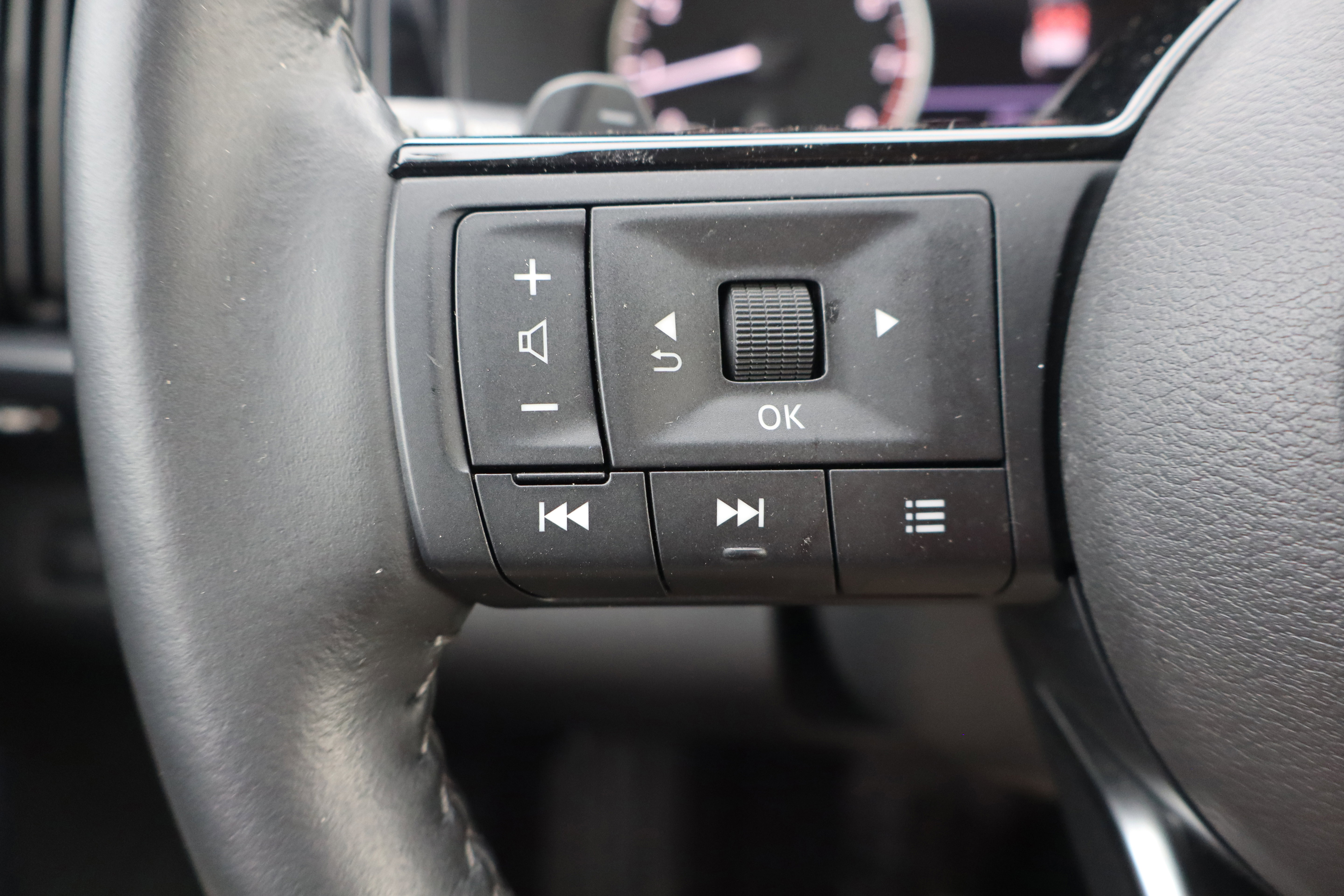 Used 2023 Nissan Pathfinder SL AWD/4WD image 18