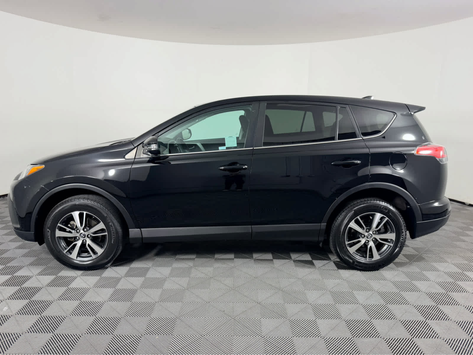 Used 2018 Toyota RAV4 XLE FWD image 6