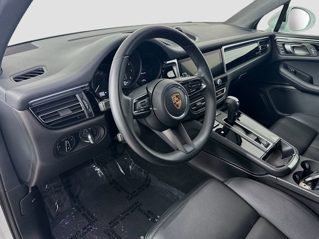 Certified 2025 Porsche Macan image 4