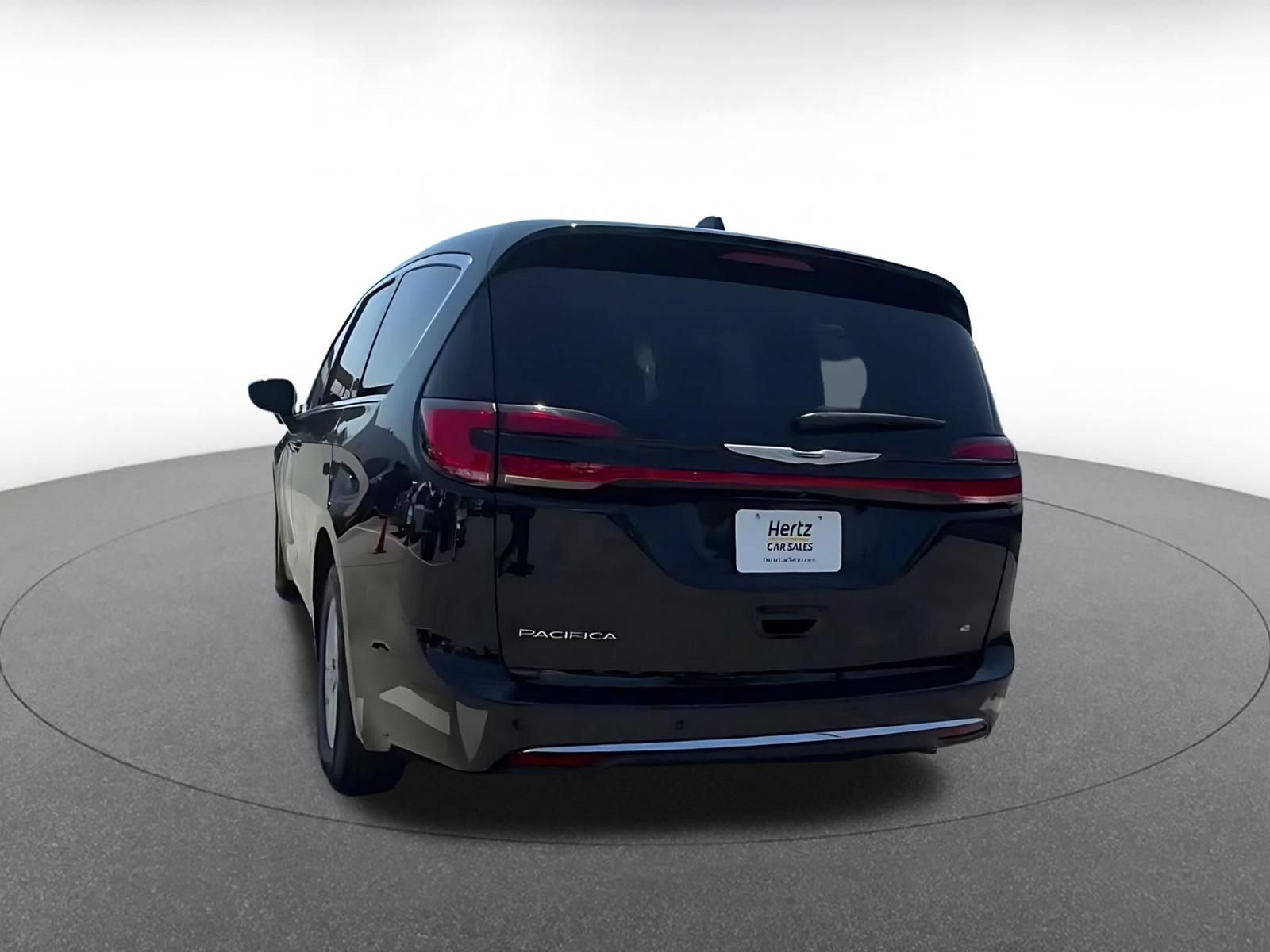 Used 2024 Chrysler Pacifica Touring-L FWD image 10