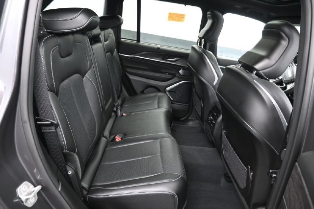Used 2022 Jeep Grand Cherokee Overland w/ Luxury Tech Group IV AWD/4WD image 8
