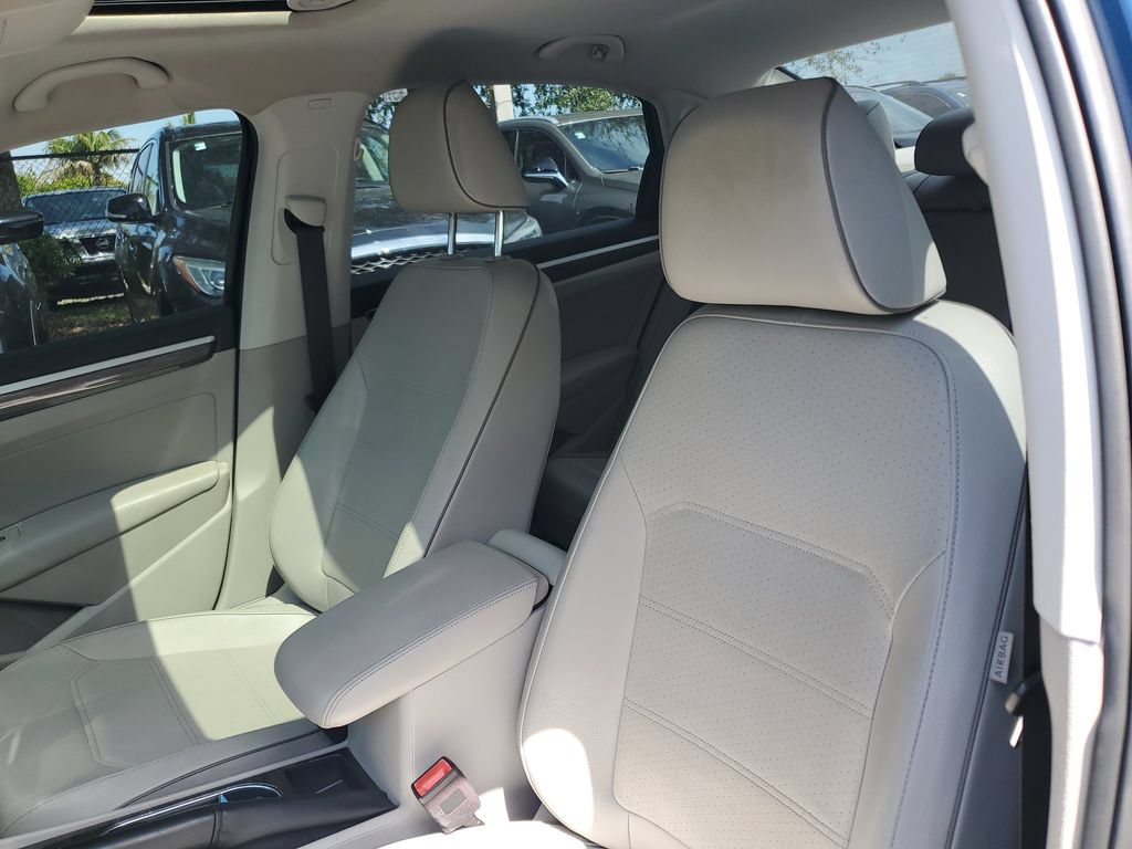 Used 2018 Volkswagen Passat 2.0T SE FWD image 19