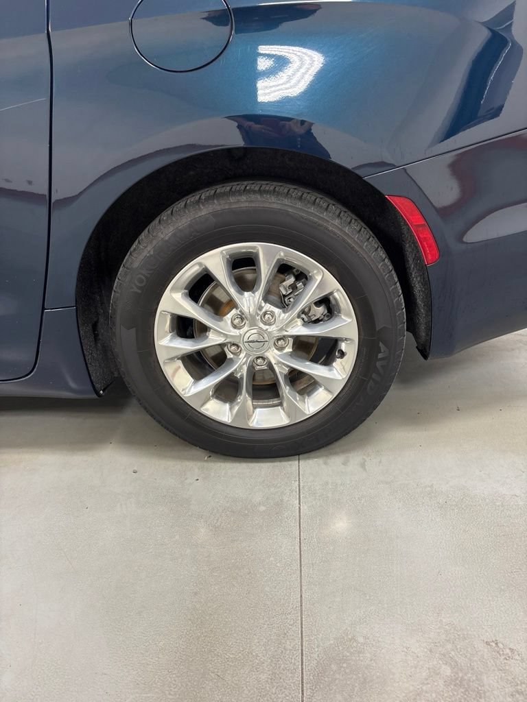 Used 2021 Chrysler Pacifica Touring-L FWD image 30