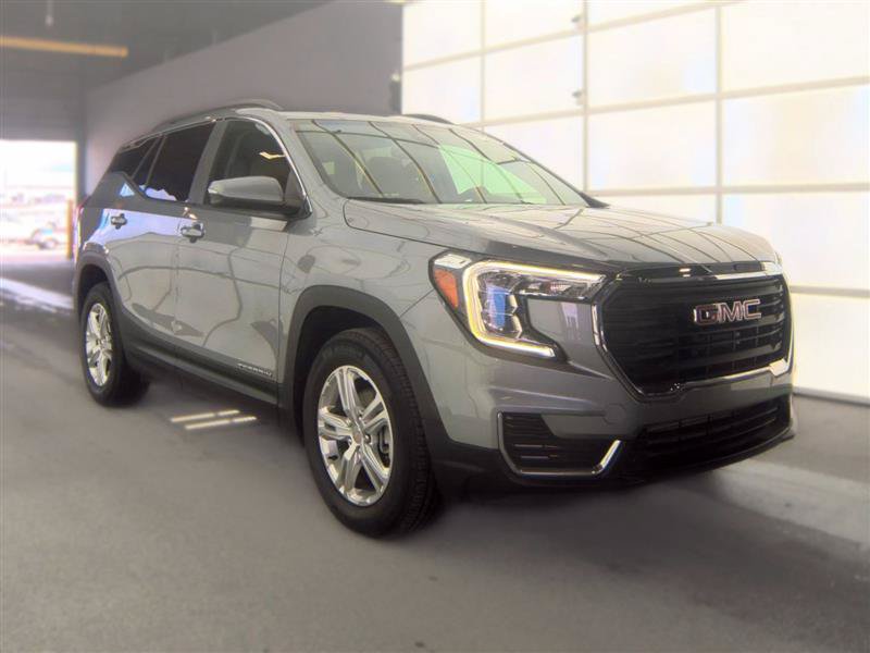 Used 2024 GMC Terrain SLE w/ Driver Convenience Package FWD image 3