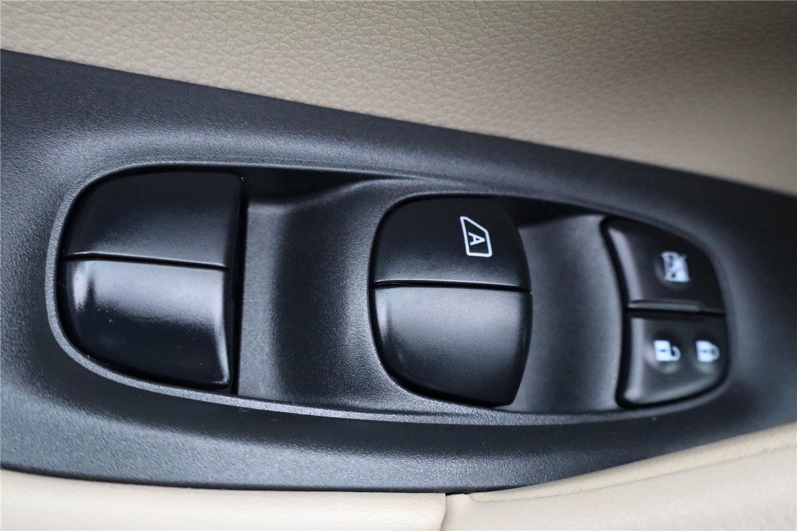 Used 2020 Nissan Rogue SV w/ Premium Package image 14