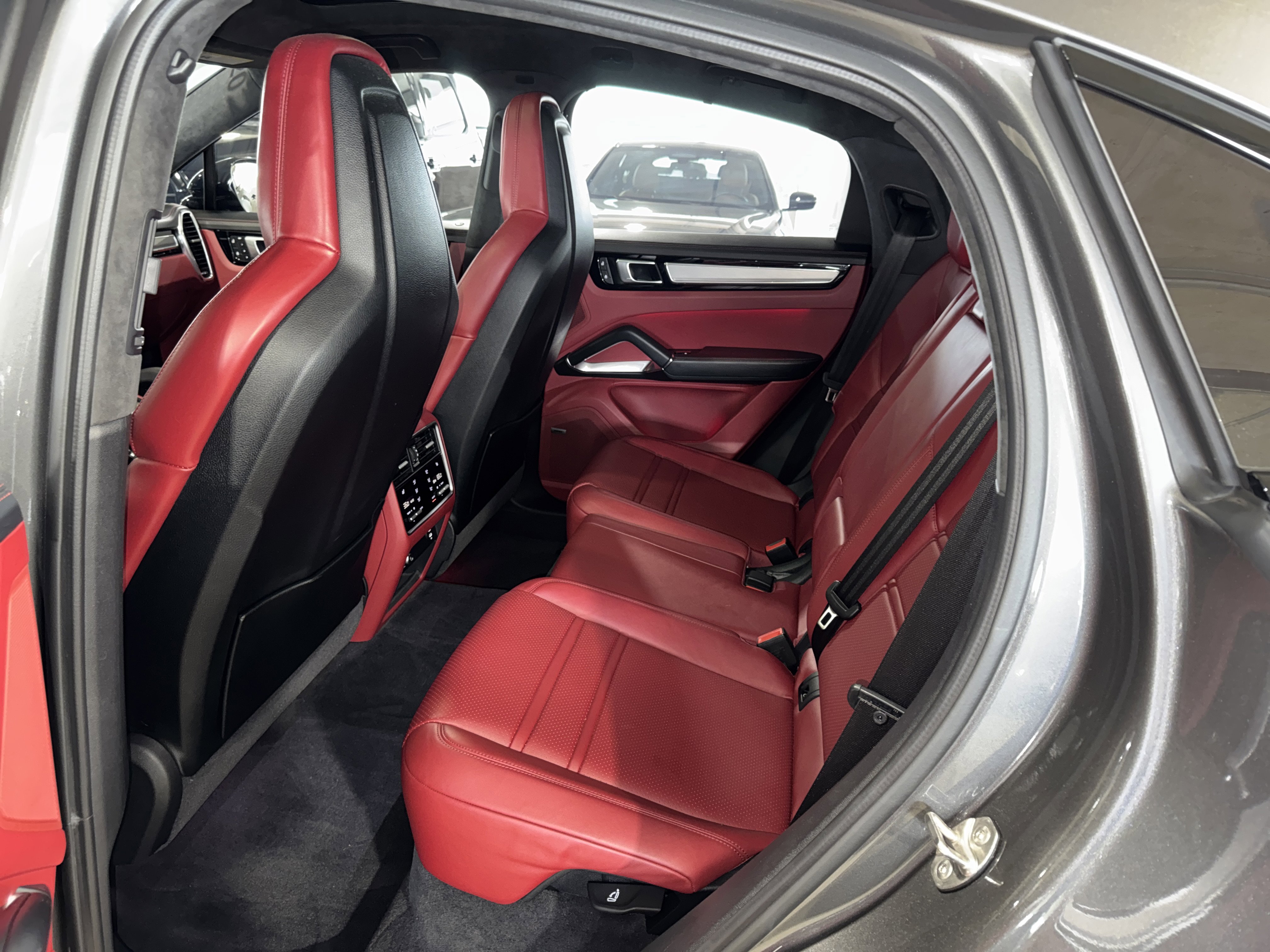 Used 2022 Porsche Cayenne Turbo image 15