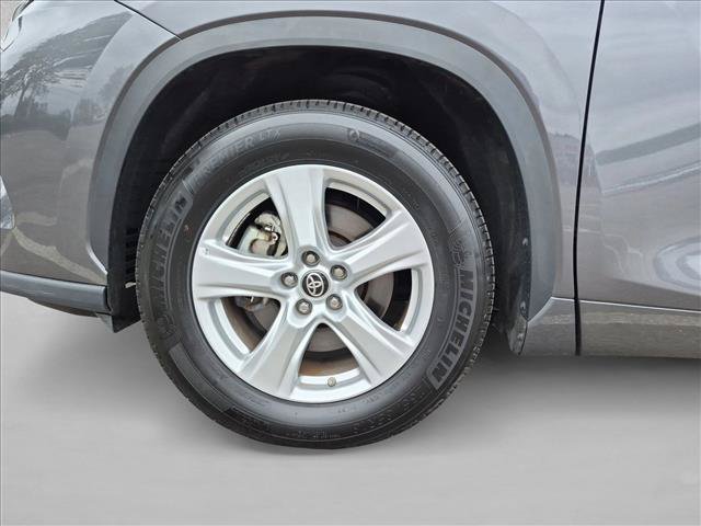 Used 2025 Toyota Highlander LE FWD image 24