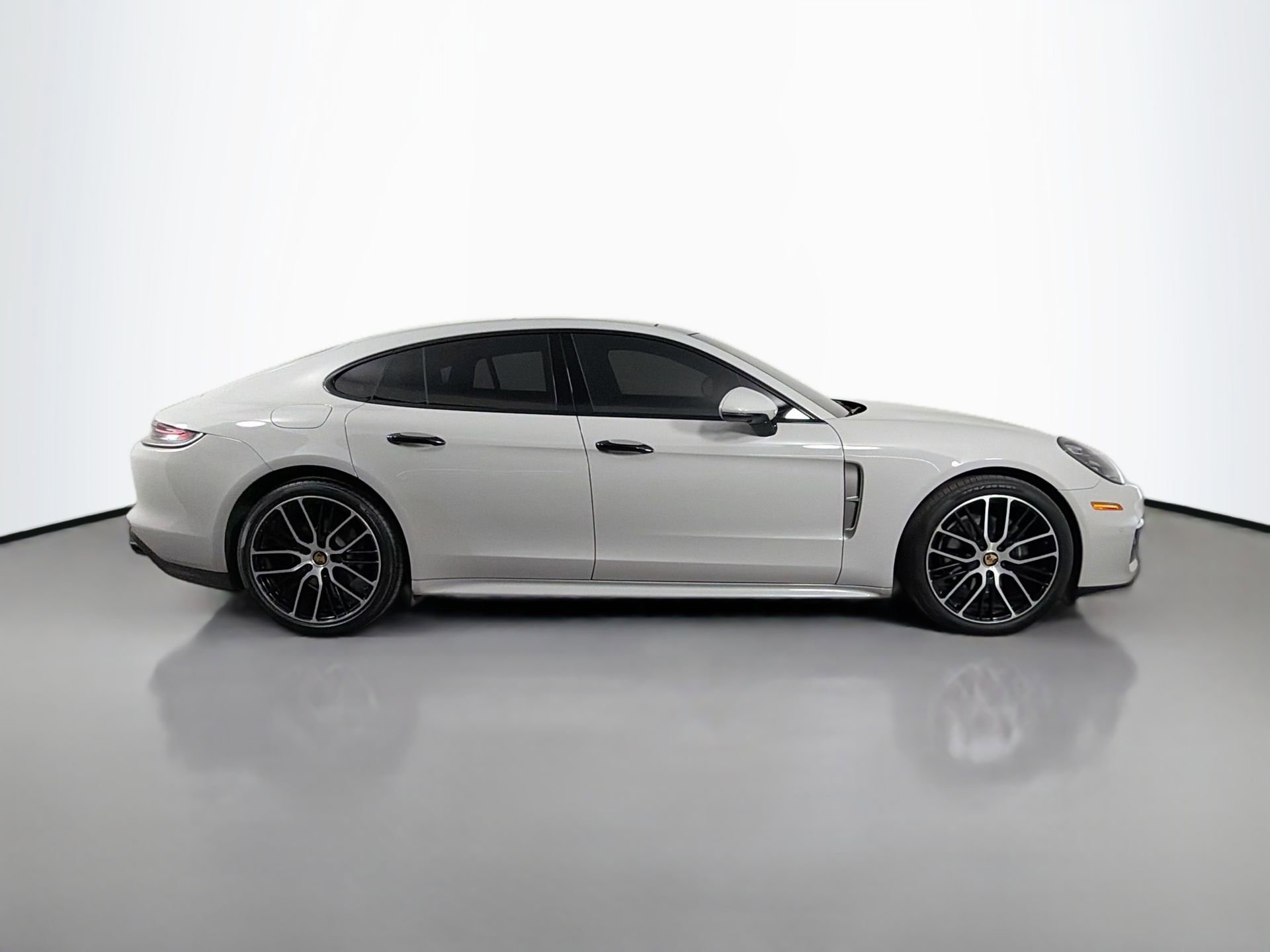 Certified 2023 Porsche Panamera Platinum Edition image 8