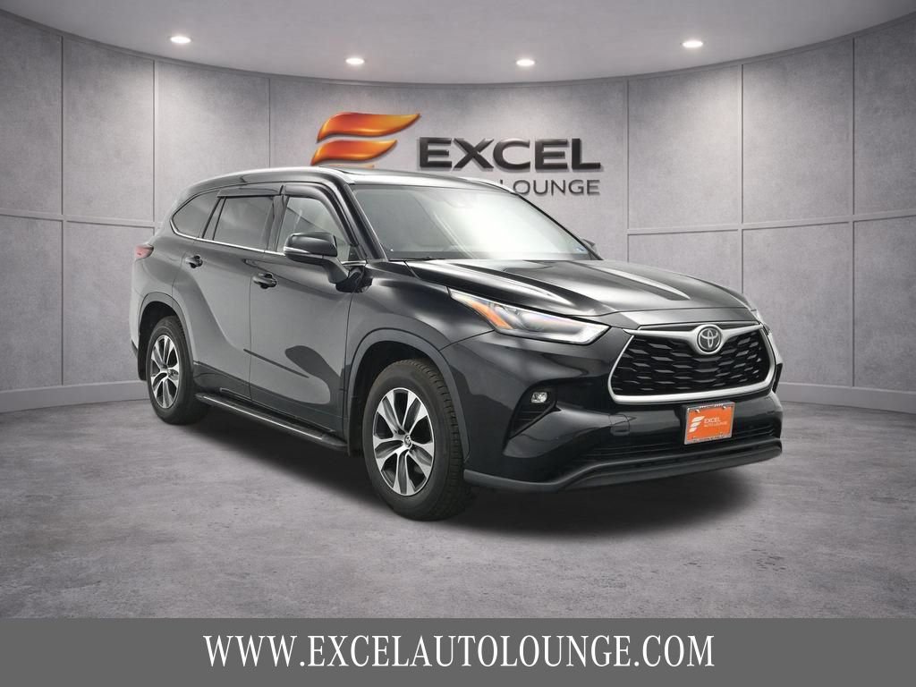 Used 2022 Toyota Highlander XLE AWD/4WD image 11