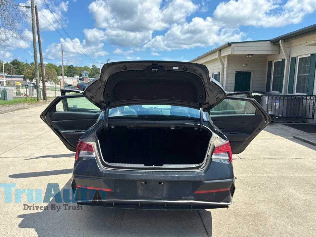Used 2024 Hyundai Elantra Limited FWD image 16